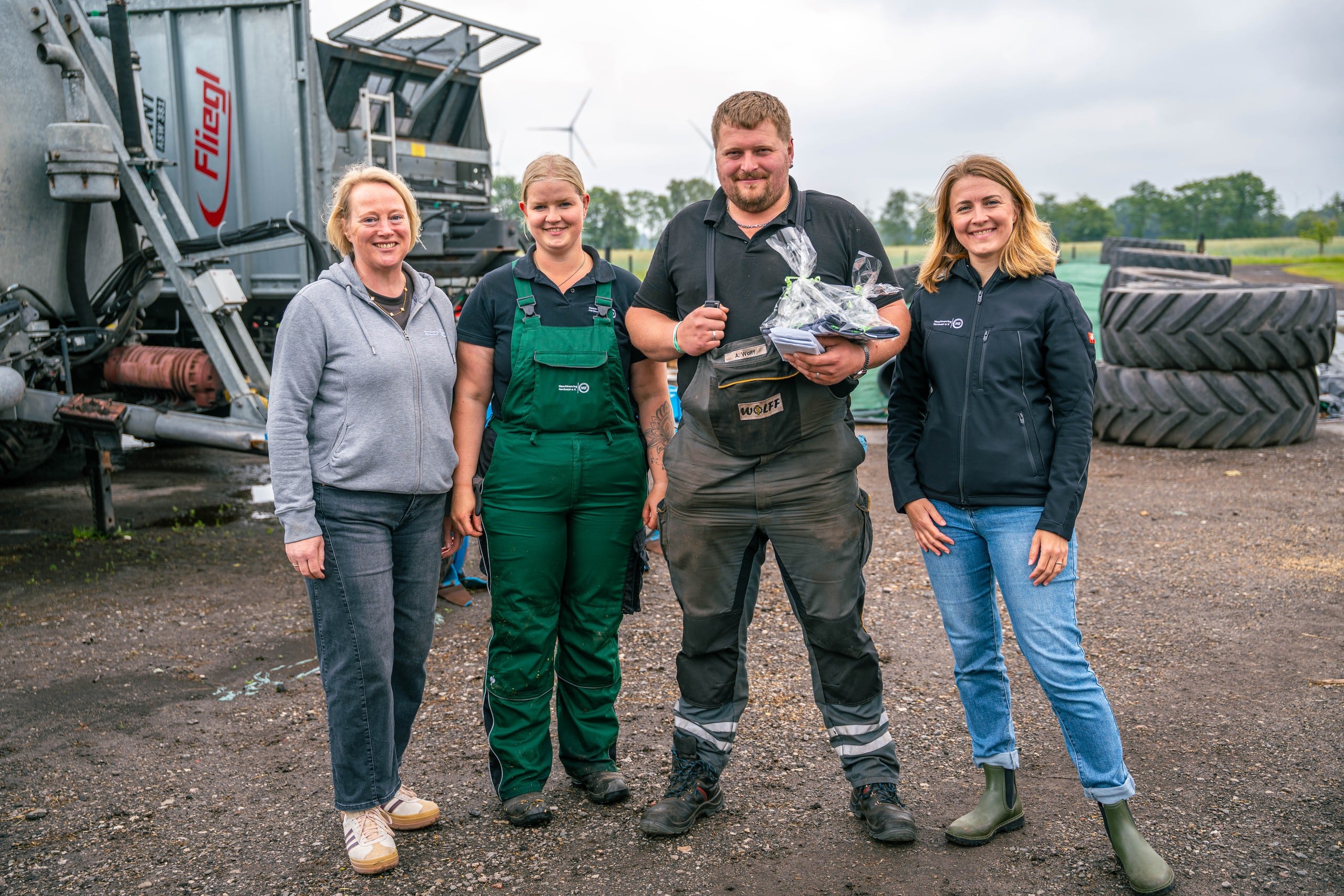 Team vom Maschinenring mit Betriebshelferin und Landwirt auf dem Hof